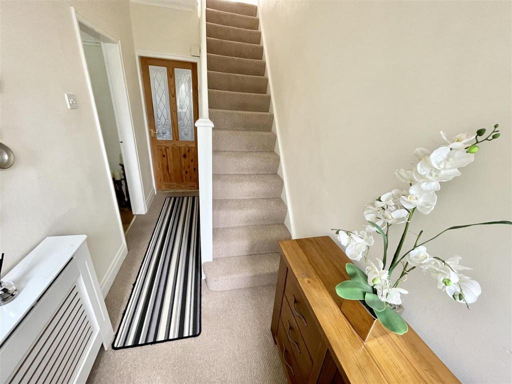 Chalford Oaks, Acklam 3 bed semidetached house £850 pcm (£196 pw)