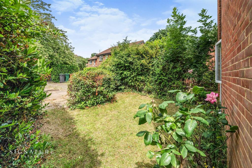 Furtherfield, Abbots Langley 1 bed semidetached house £280,000
