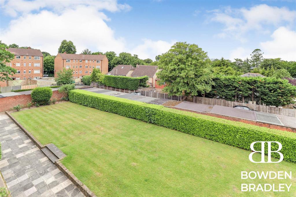 High Road, Buckhurst Hill 2 bed apartment for sale £400,000