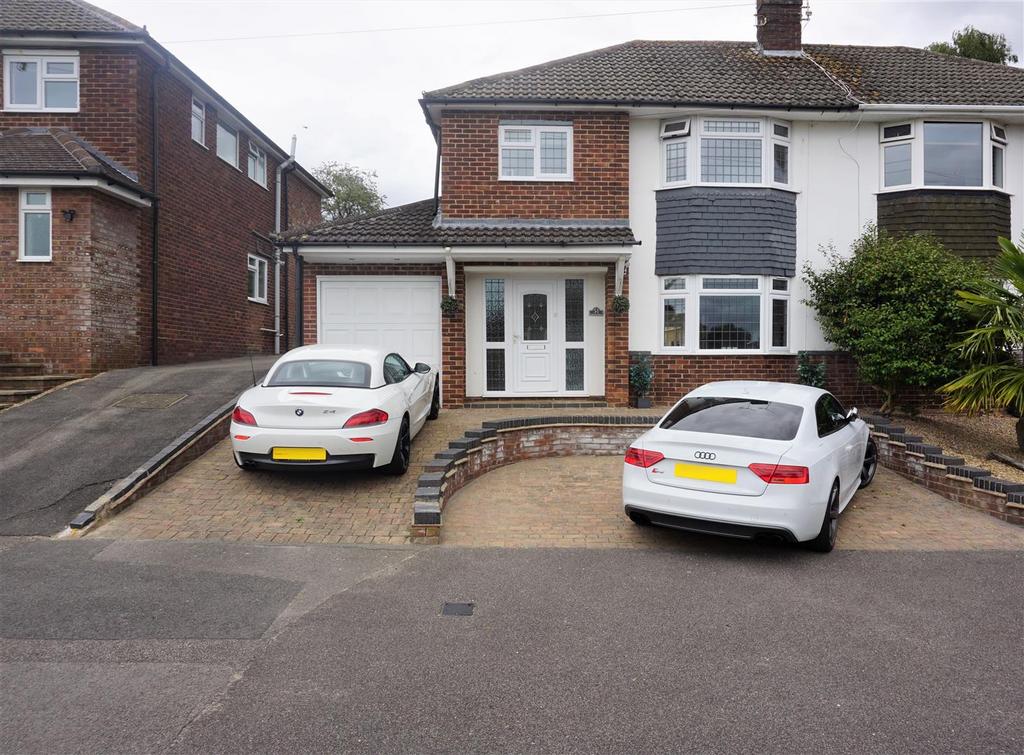 Elmstone Drive, Tilehurst, Reading 3 bed semidetached house £1,750