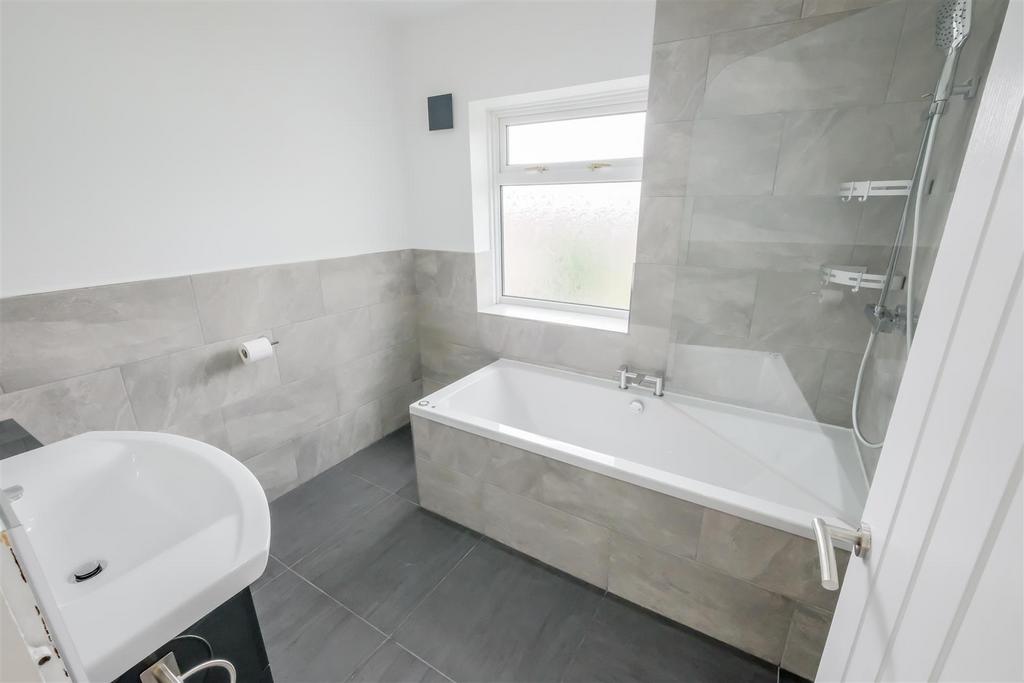 Summerfield Avenue Brighouse 3 bed semidetached house £171,500