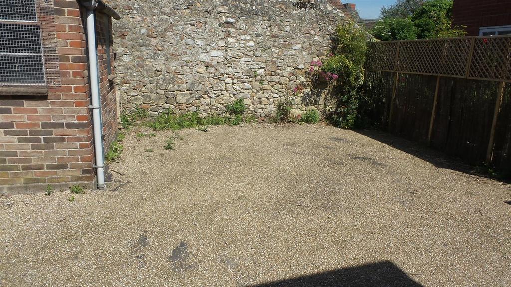 High Street, Chard Property £500 pcm (£115 pw)