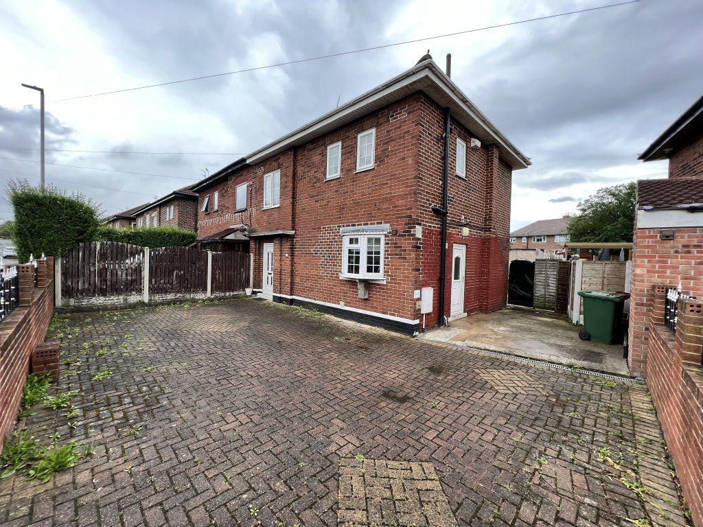 Chequerfield Road, Pontefract, WF8 3 bed semidetached house £750 pcm