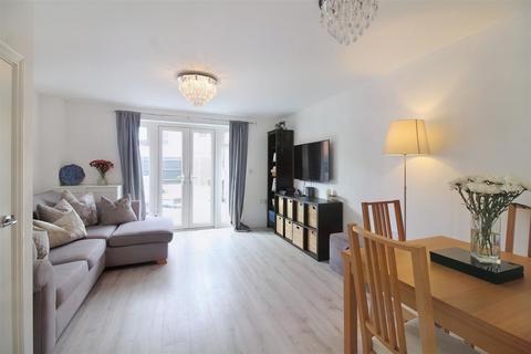 10 Apollo Close, Aylesbury, HP18 1AP
