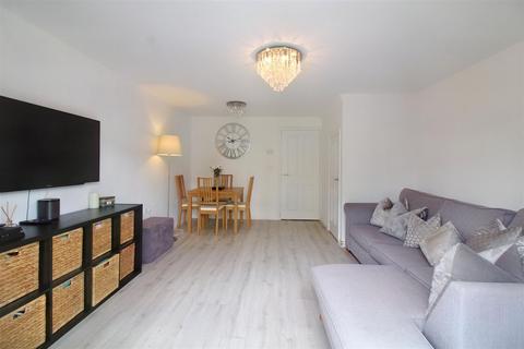 10 Apollo Close, Aylesbury, HP18 1AP