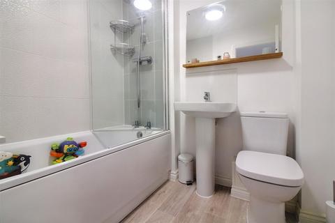 10 Apollo Close, Aylesbury, HP18 1AP