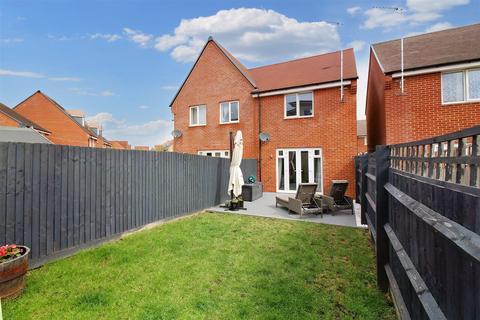10 Apollo Close, Aylesbury, HP18 1AP