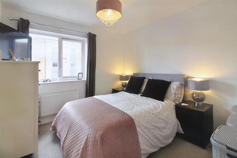 10 Apollo Close, Aylesbury, HP18 1AP