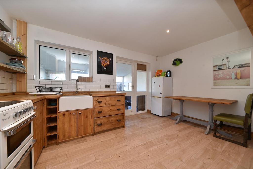 Laxton Gardens, Baldock 2 bed semidetached house £1,350 pcm (£312 pw)