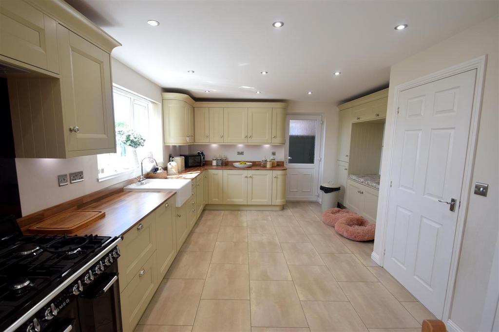 Kitchen 3.JPG