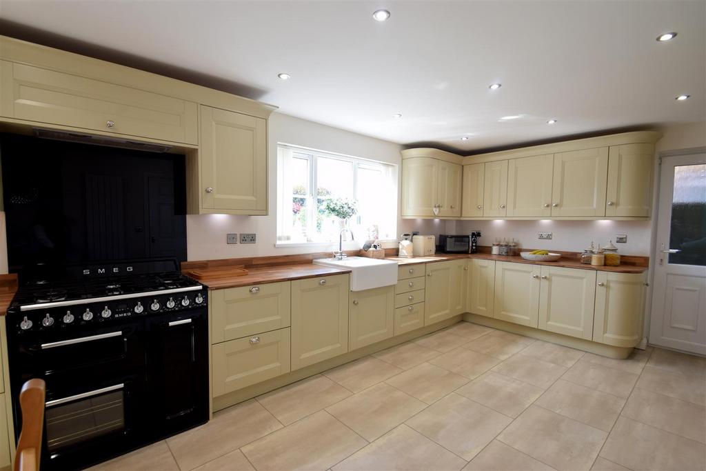 Kitchen 5.JPG
