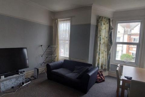 2 bedroom flat to rent, Approach Road Margate