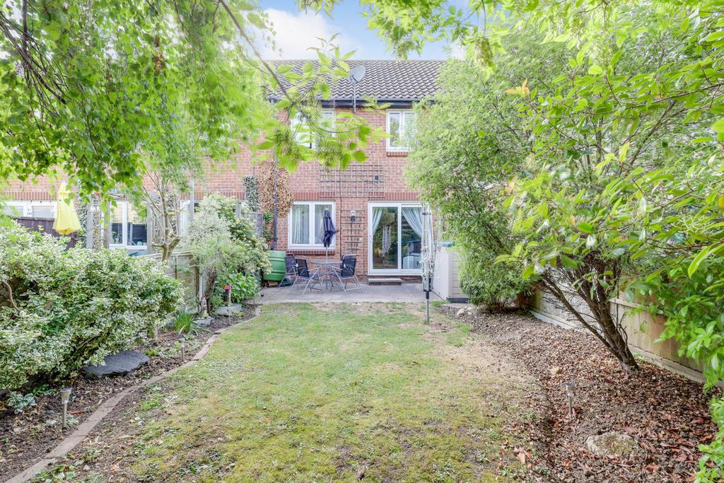 Norwich Crescent, Rayleigh, SS6 2 bed terraced house for sale £290,000