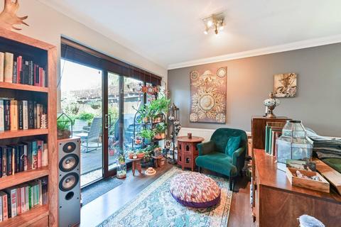 6 Coniston Close, London, SW20 9NJ