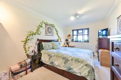 6 Coniston Close, London, SW20 9NJ