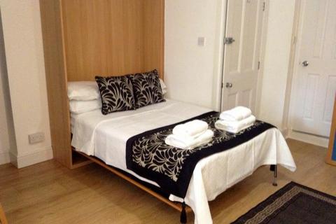 Studio to rent, Fulham Palace Road, Hammersmith, London, W6