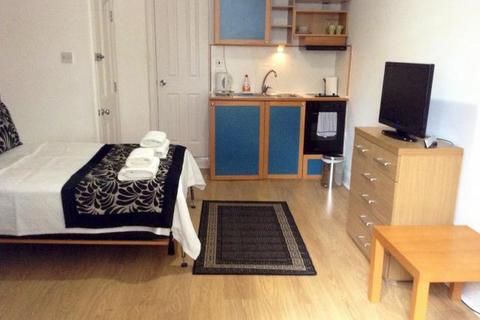Studio to rent, Fulham Palace Road, Hammersmith, London, W6
