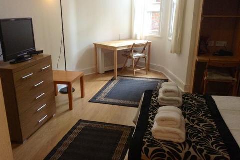 Studio to rent, Fulham Palace Road, Hammersmith, London, W6