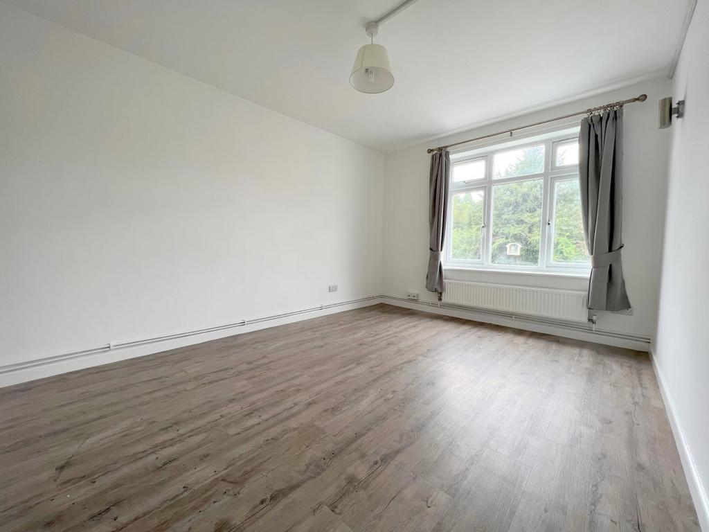 Upper Grosvenor Road, Tunbridge Wells 1 bed flat £825 pcm (£190 pw)