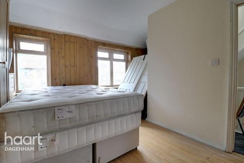 4 bedroom semi-detached house for sale - Osborne Square, Dagenham