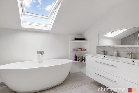 8 Dysons Close, Waltham Cross, EN8 8RL