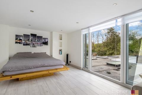 8 Dysons Close, Waltham Cross, EN8 8RL