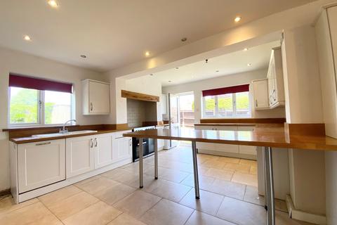 5 bedroom detached house to rent, Headland Avenue, Seaford