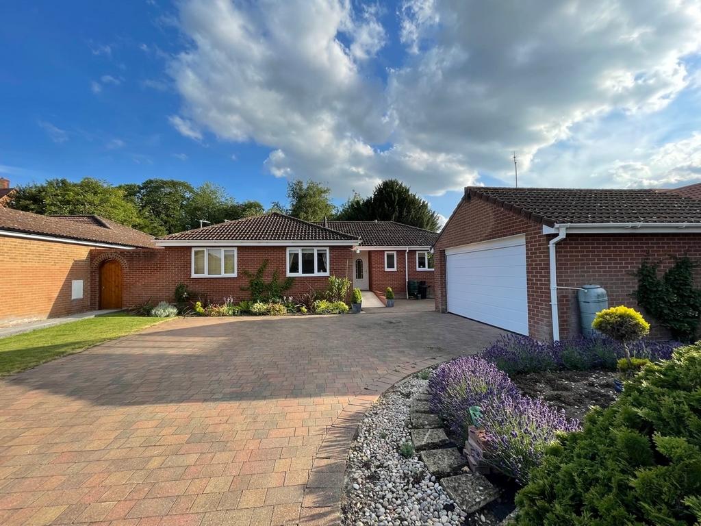 Houghton Gardens, Ely, Cambridgeshire 4 bed bungalow for sale £795,000