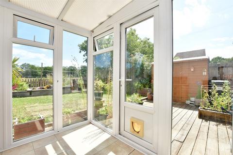 16 Chilton Close, Alfold, Cranleigh, GU6 8HB