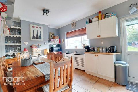 149 Straight Road, Romford, RM3 7JJ