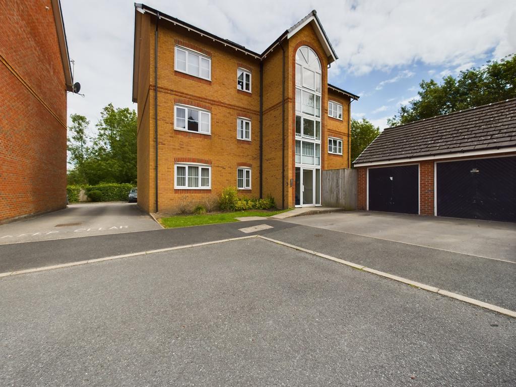 Appleton Grove, Goose Green, Wigan, WN3 2 bed flat for sale £95,000