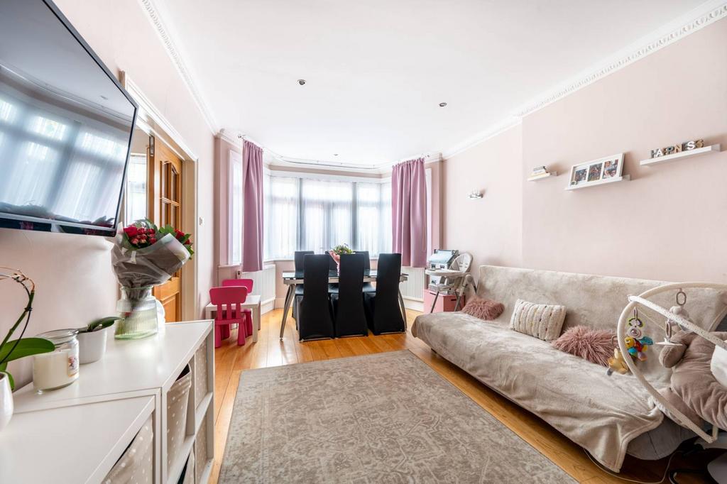 Sheridan Gardens, Kenton, Harrow, HA3 4 bed semidetached house for