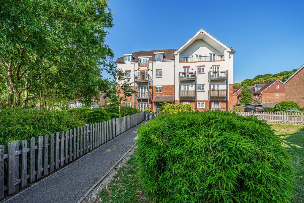 Alderbank Drive, Godalming, GU7 2 bed flat for sale £315,000