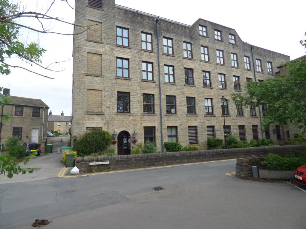 Willow Bank, Uppermill, Saddleworth, OL3 2 bed apartment £190,000