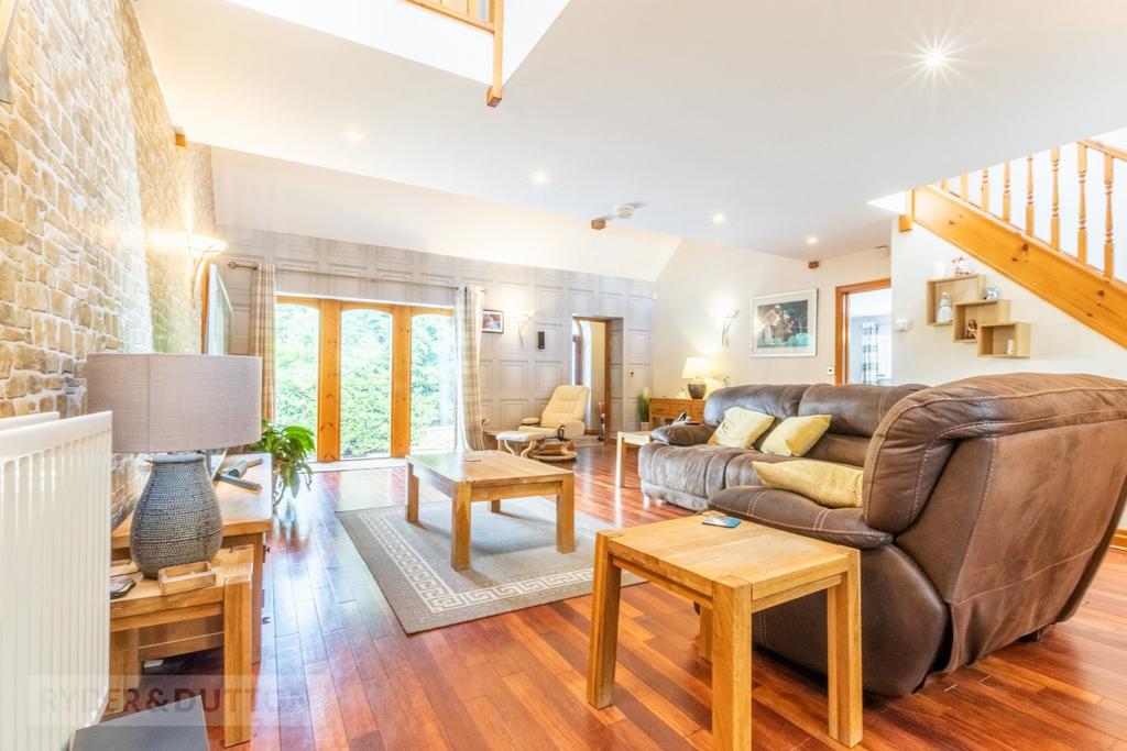 Huddersfield Road, Delph, Saddleworth, OL3 4 bed detached house for