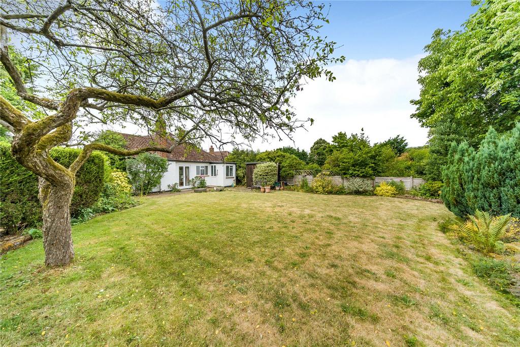 Ripley, Surrey, GU23 3 bed detached house for sale £695,000