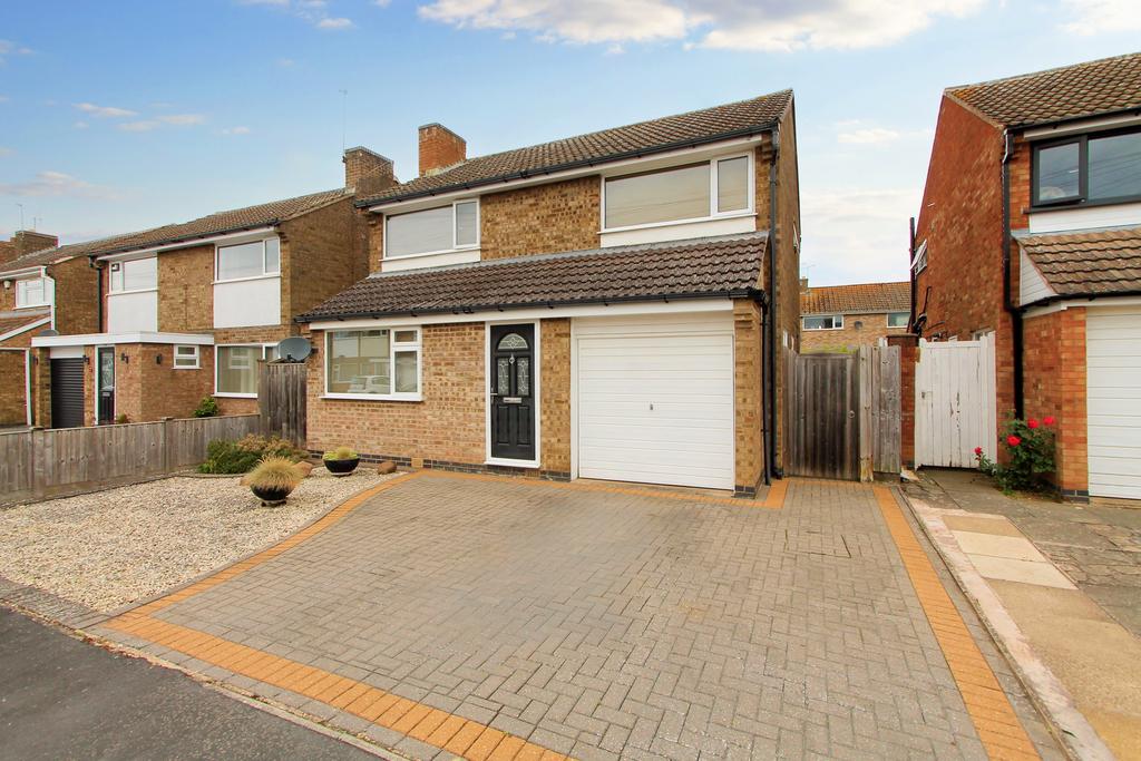 Tilton Drive, Oadby, Leicester, LE2 3 bed detached house for sale £