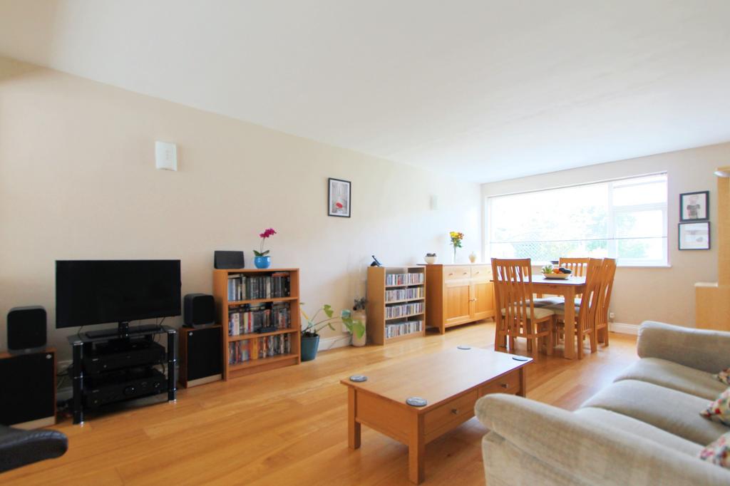Tilton Drive, Oadby, Leicester, LE2 3 bed detached house £360,000