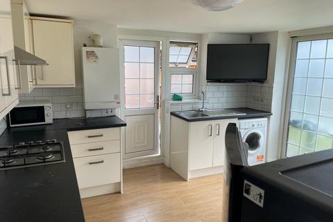 2 bedroom flat to rent, Chigwell, IG7