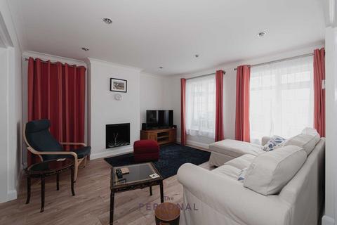 2 bedroom flat to rent, Manor House Court, Epsom