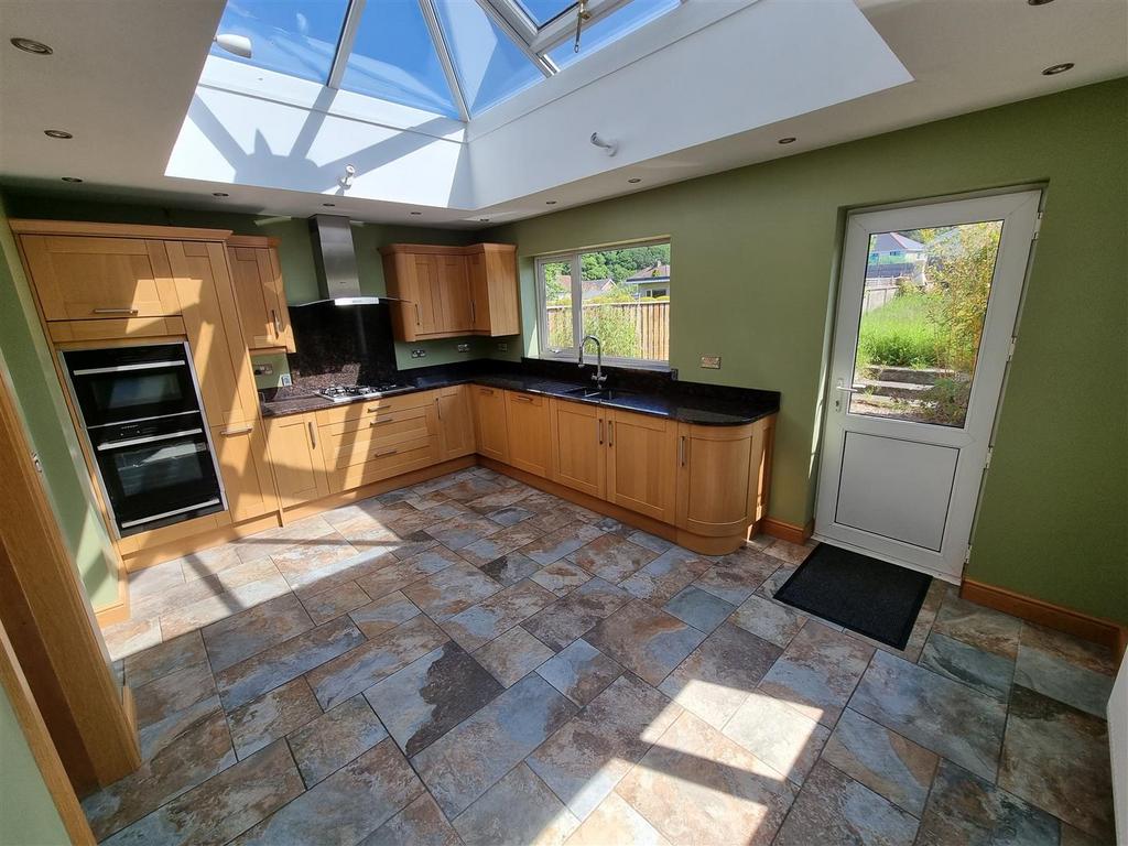 Albion Road, Baglan, Port Talbot 3 bed semidetached house for sale £