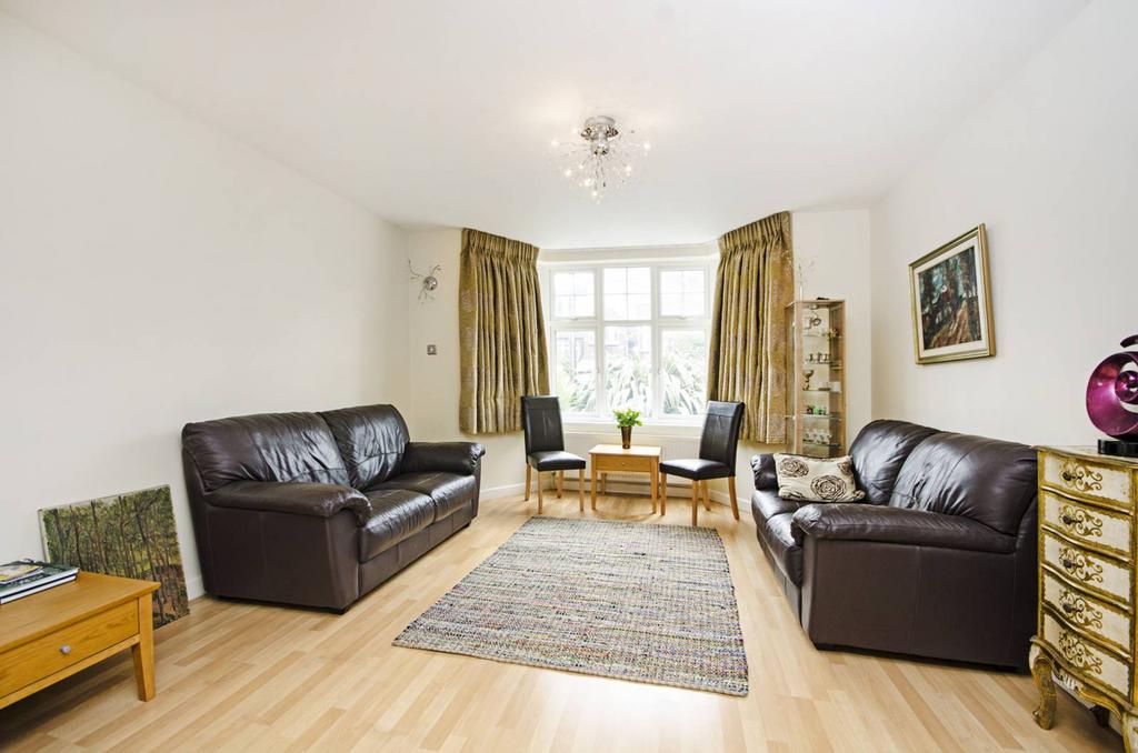 Southbourne Crescent, Hendon, London, NW4 4 bed semidetached house for