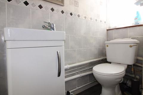 3 bedroom terraced house for sale, Axe Close, Luton