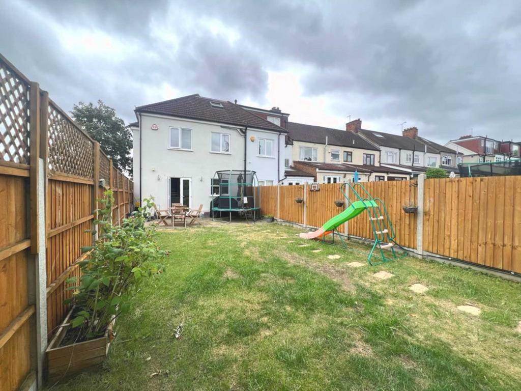 Willow Close, Buckhurst Hill 3 bed end of terrace house £2,600 pcm (£