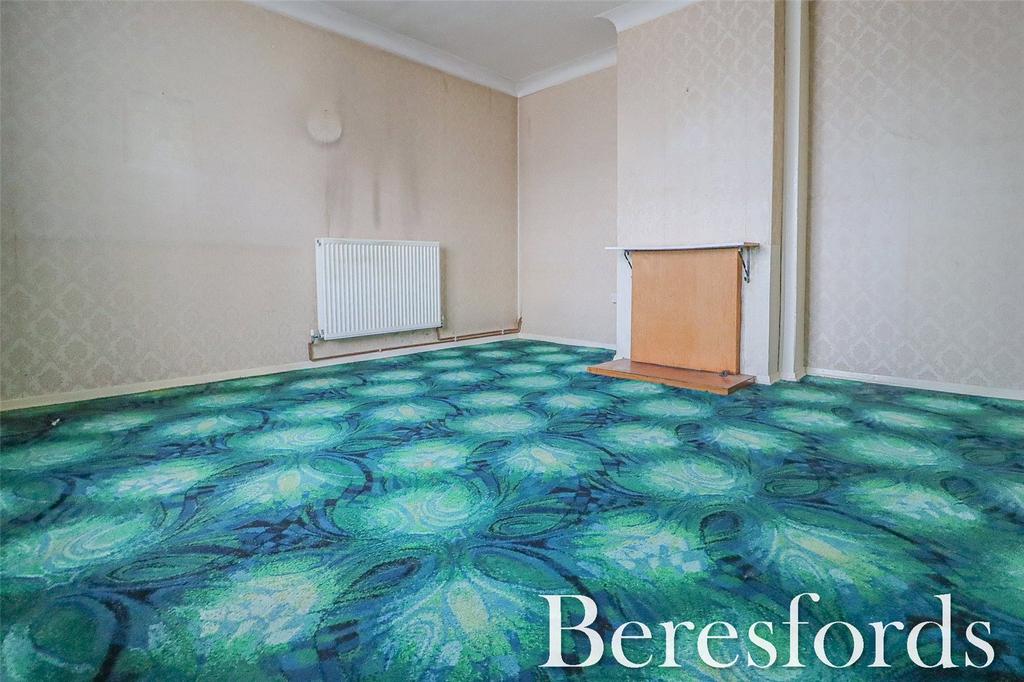 Shannon Way, Aveley, RM15 3 bed terraced house for sale £270,000