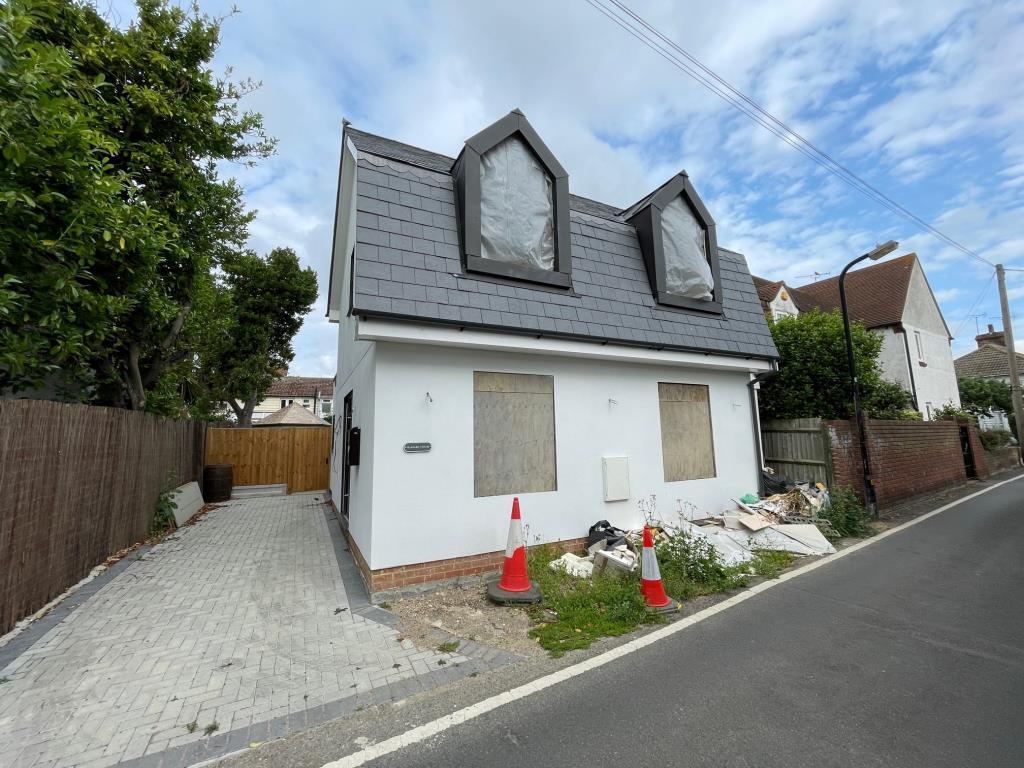 New build detached 2 bedroom house in need of comp