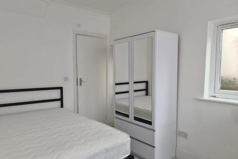 Studio to rent, Park Avenue North, Willesden Green, NW10
