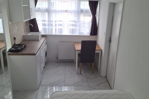Studio to rent, Park Avenue North, Willesden Green, NW10