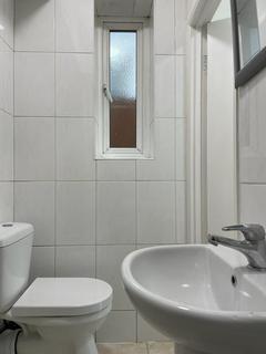 Studio to rent, Park Avenue North, Willesden Green, NW10