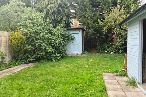 Studio to rent, Park Avenue North, Willesden Green, NW10